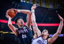 周琦在暂停期间独自一人坐在替补席经张云松提醒后才走向队友