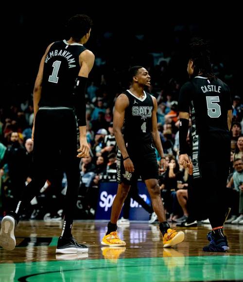 杨瀚森DNP！文班缺席马刺6人上双灭开拓者福克斯25分阿夫29+6+6