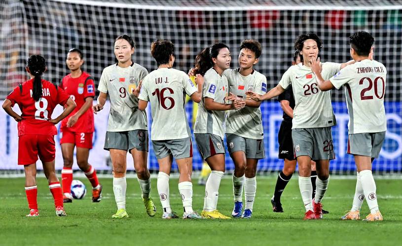 中国U20女足20乌兹别克！对方门将扑球失误，余佳琪破门