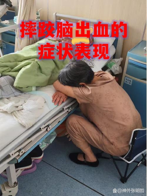 看着就疼！费尔明被穆索踢到头部，后又倒地撞向地面，当场血崩