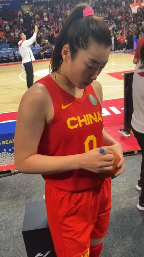 打脸19岁女篮新星刚落选国家队，就被WNBA选中，球迷想到了李梦