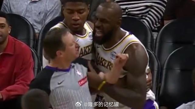 热记看热闹：两边球迷都不满裁判&都称对方球员是恶霸这太精彩了