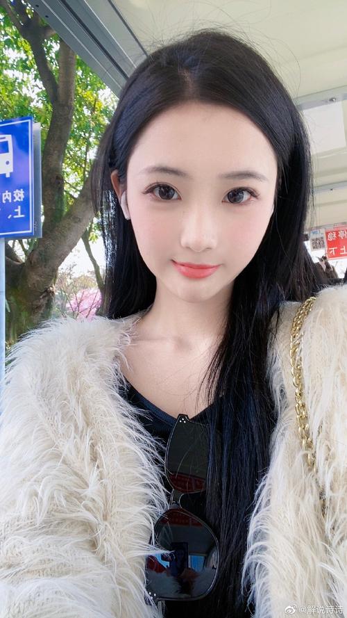 KPL主持人诗诗晒照：蝴蝶缠绵此后莫相离